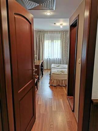 Отель Хотел Тачев Cherven Bryag Двухместный номер Делюкс с 2 отдельными кроватями-7